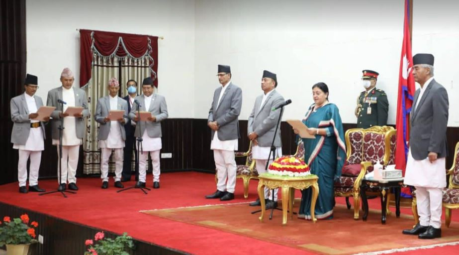 नवनियुक्त  मन्त्रीले लिए शपथ