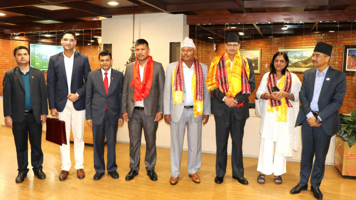 किन अजरबैजान गए सभामुख ?