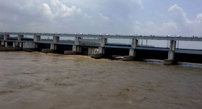 सप्कोशीमा पानीको बहाव बढ्योः ब्यारेजका १६ ढोका खोलियो