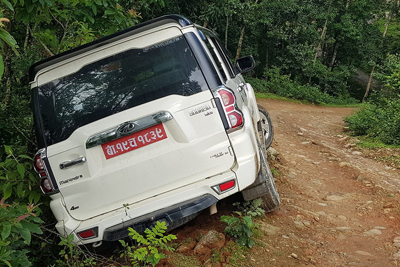 कांग्रेस उपसभापति गुरुङ सवार गाडी ठूलो दुर्घटनाबाट जोगियो