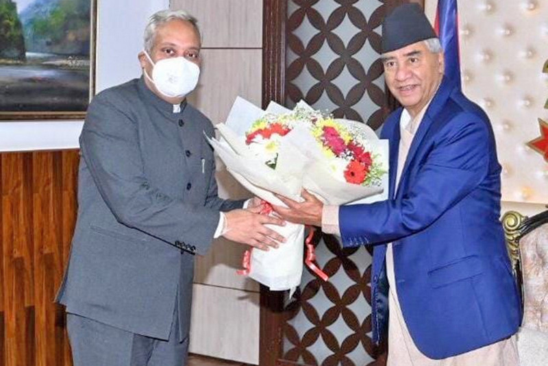 नवनियुक्त भारतीय राजदूत श्रीवास्तवले भेटे प्रधानमन्त्रीलाई