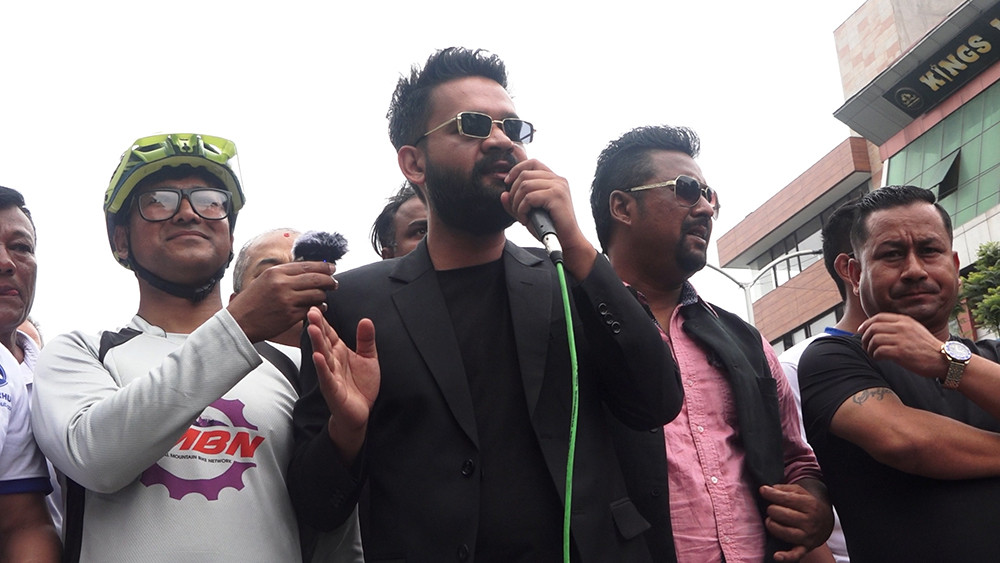 मेयर साहको प्रश्नः काठमाडौँ १३, १४, १५ र २६ वडाका सडक कहिले कालोपत्र हुन्छ?