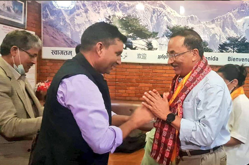 किन बेलायत गए अध्यक्ष कमल थापा ?