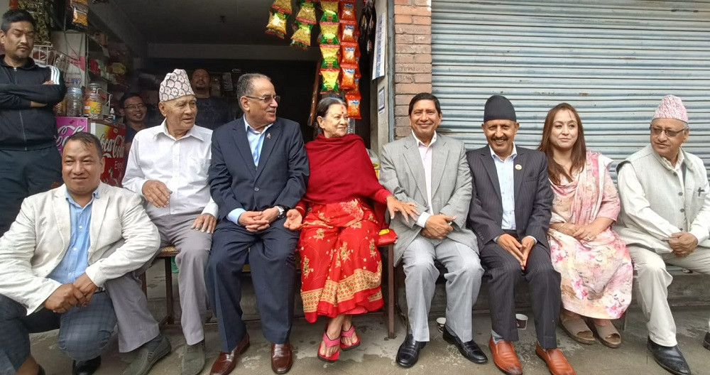 नरबहादुर कर्माचार्यको परिवार भेट्न विहानै पसलमै पुगे प्रचण्ड