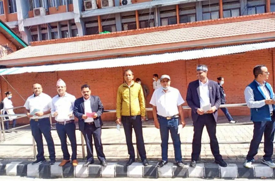 आन्दोलनरत कर्मचारीद्वारा सिंहदरबार प्रवेश गर्ने गेट अगाडि पर्चा वितरण