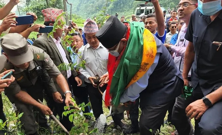 हर्क साम्पाङको निम्तो मान्दै प्रचण्डले धरानमा रोपे विरुवा