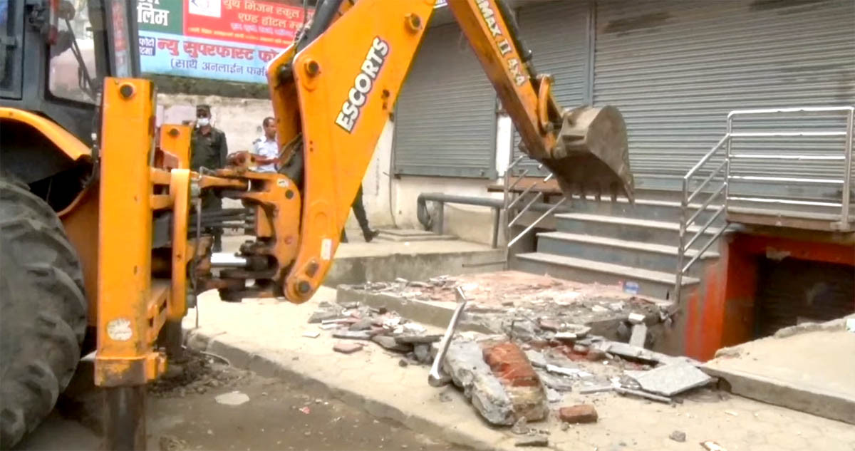 काठमाडौं महानगरपालिकाले चलायो गोंगबु बसपार्क क्षेत्रमा डोजर