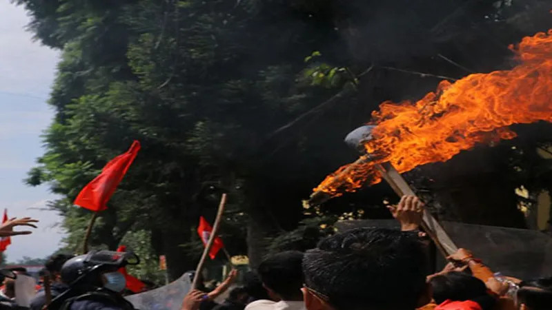 नागरिकता विधयेक रोकेको भन्दै नेविसंघद्धारा राष्ट्रपतिको पुत्ला दहन