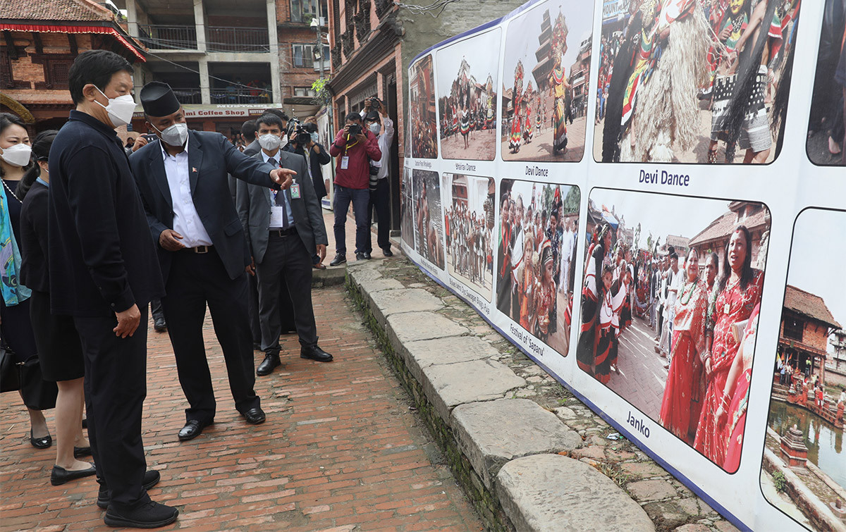 चिनियाँ नेता लिले गरे भक्तपुर दरबार अवलोकन