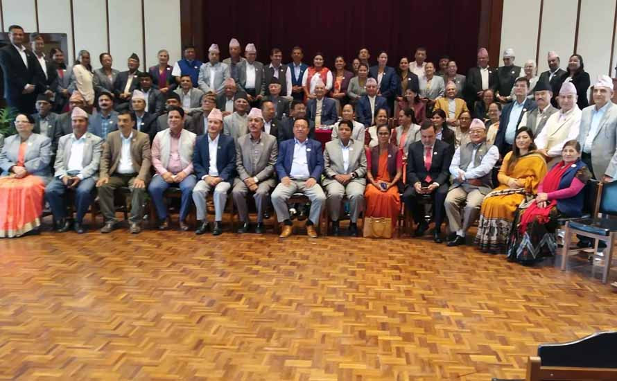 सकियो एमालेको संसदीय दलको अन्तिम बैठक , चुनावमा बहुमत ल्याउन ओलीको निर्देशन