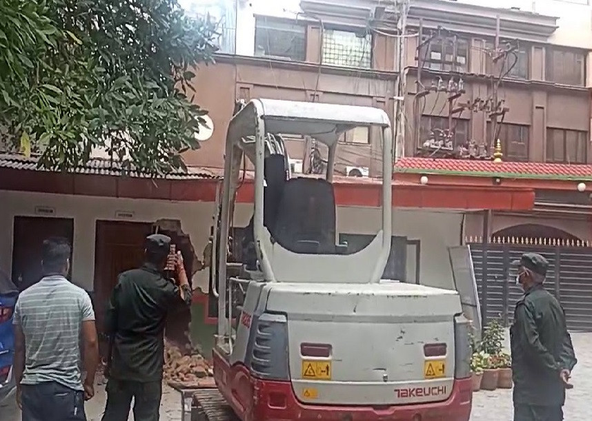 महानगरले किन चलायो टुकुचामा डोजर ?