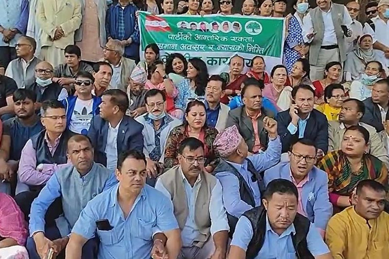 देउवाले एकलौटी गरेको भन्दै पार्टी कार्यालयमा शेखर पक्षको धर्ना