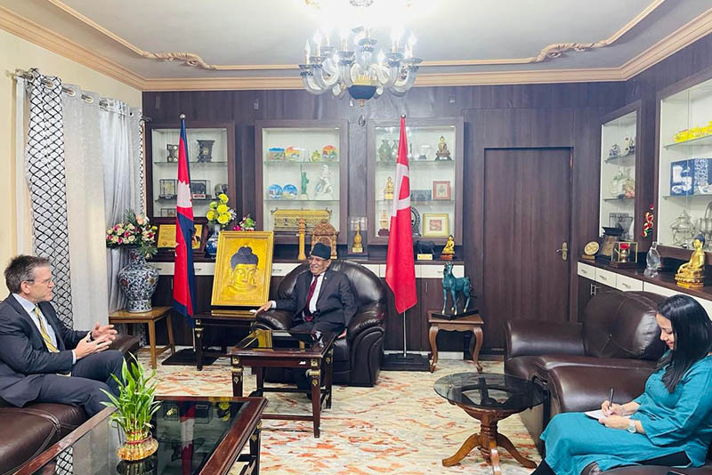 प्रचण्डलाई भेट्न खुमलटार पुगे राजदूत थम्पसन