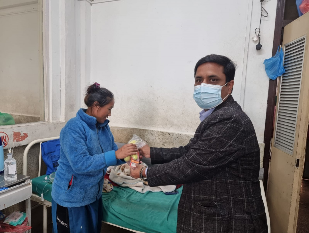 बिरामीहरुलाई फलफुल वितरण गरी अध्यक्ष झाले मनाए रेडियोग्राफी दिवस