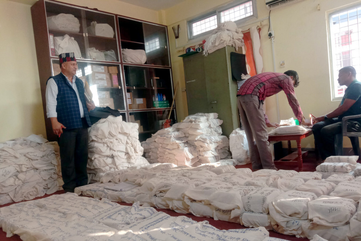 प्रतिनिधिसभाका १६५ र प्रदेशसभाका ३३० वटै निर्वाचन क्षेत्रमा पुग्यो मतपत्र