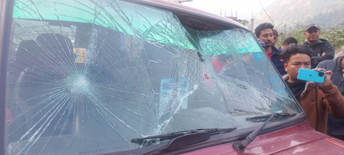 रवि लामिछाने पार्टीको चुनावी प्रचारमा रहेको गाडी तोडफोड
