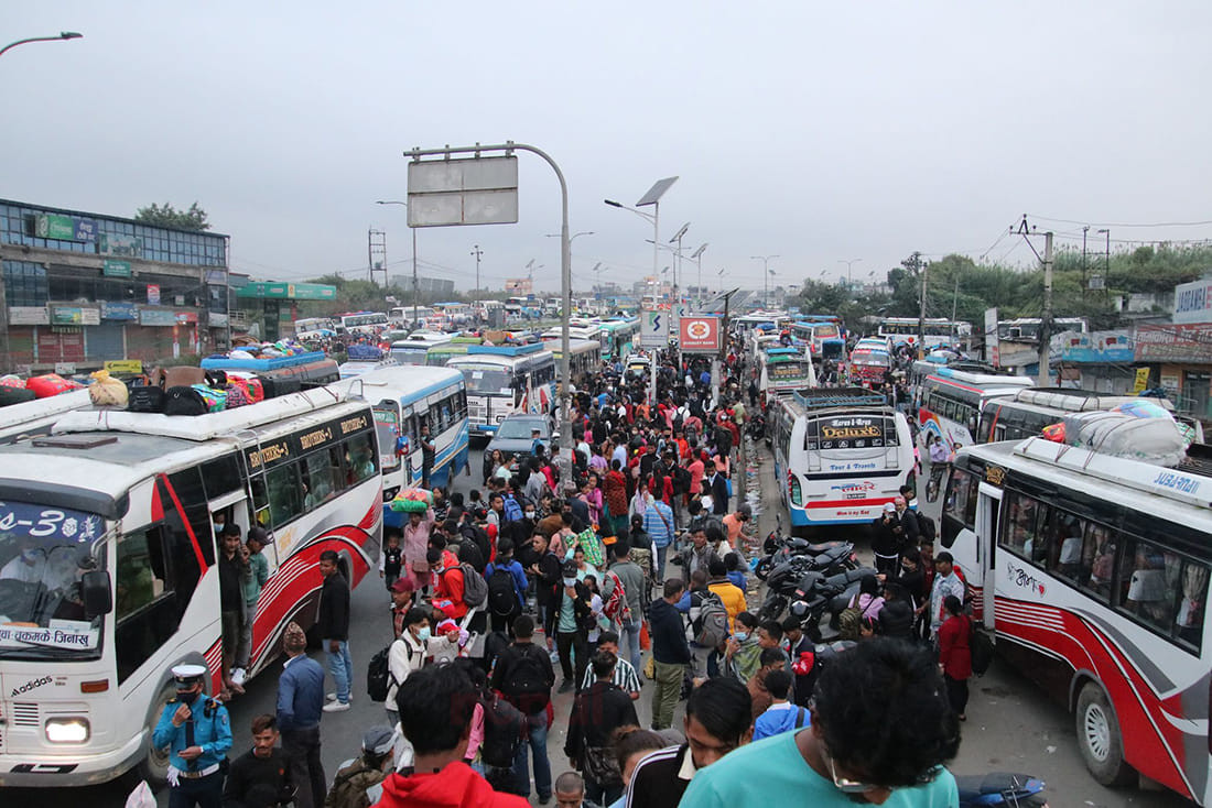 काठमाडौंमा रहेका मतदातालाई दलहरू धमाधम सम्बन्धित क्षेत्रमा पुर्‍याउँदै