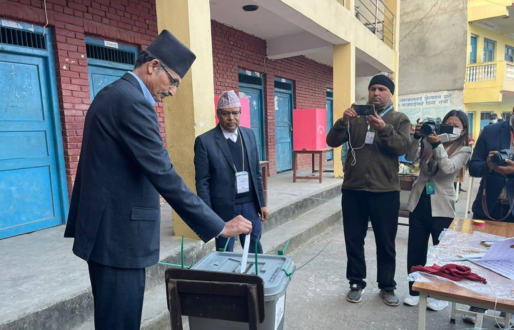 सिन्धुपाल्चोकबाट सभामुख सापकोटाले गरे मतदान