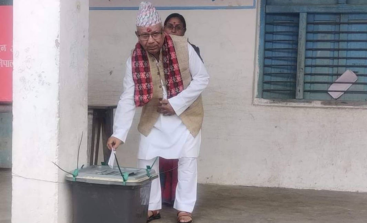 माधव नेपालले गरे मतदान