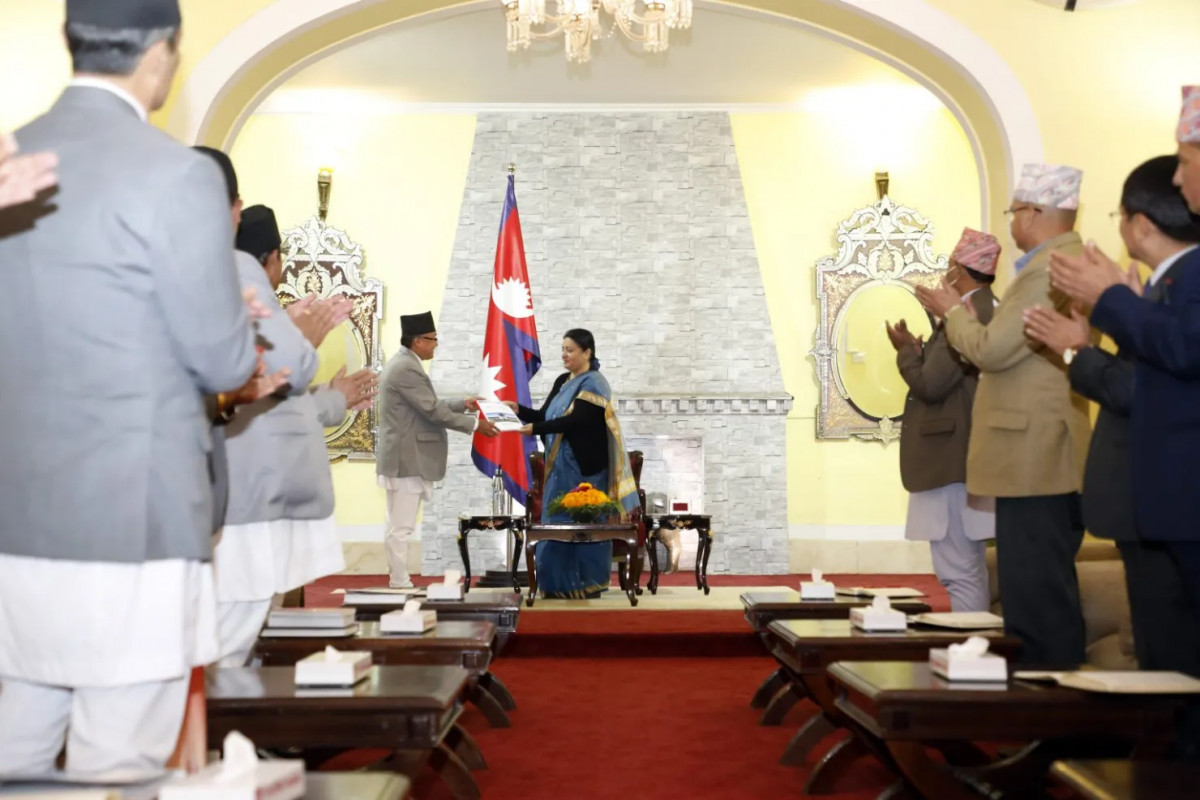 आयोगले राष्ट्रपतिलाई बुझायो निर्वाचन प्रतिवेदन