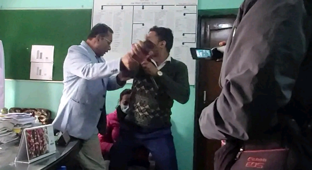 कोशी अस्पतालका मे.सु. लाई प्रश्न सोध्दा झण्डै कुटिए पत्रकार !