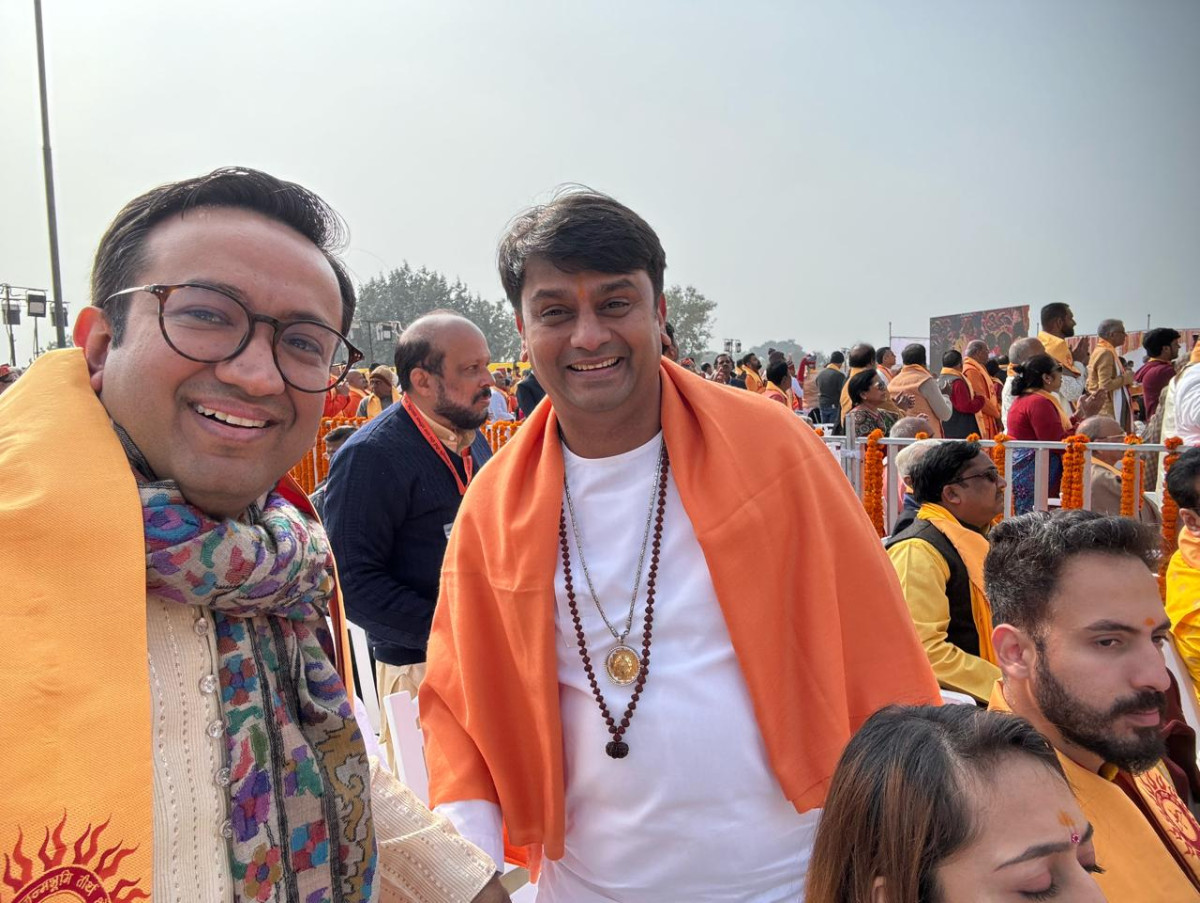 राम मन्दिरमा प्राण प्रतिष्ठामा नेपालको शान बनेर उभिए वरुण चौधरी