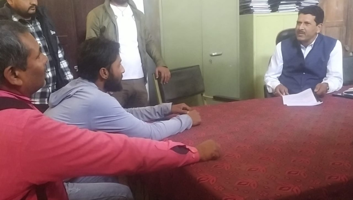 राराब क्याम्पसका प्राध्यापक यादव मार्कको लागि २/२ हजार रुपैयाँ उठाउँदै गर्दा रँगेहात पक्राउ