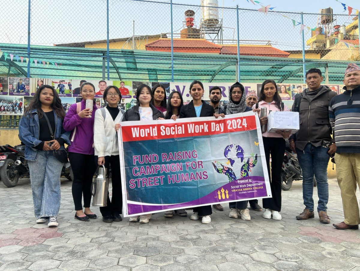 सडक मानवता लागि चिया बेच्दै बिद्यार्थिहरू